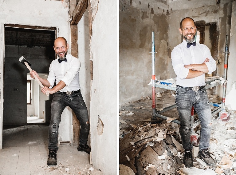 Mann mit Hammer in der Hand schlägt ein Loch in eine Wand . Imagebild, Fotos für website, corporate Photography, Werbefotografie, Homepagebilder, Businessfotografie