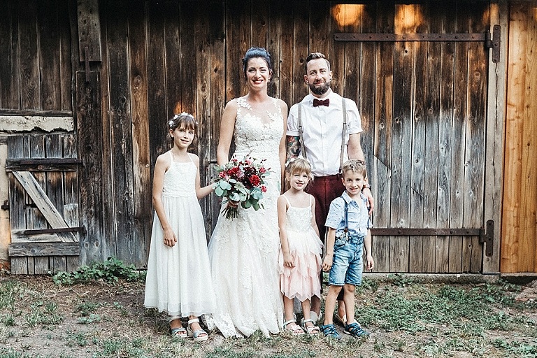 Foto von Brautpaar mit ihren Kindern