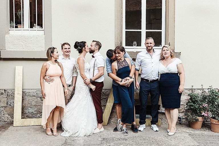 Gruppenbild Freunde auf Hochzeit; Hochzeitsfotos im Berthold57