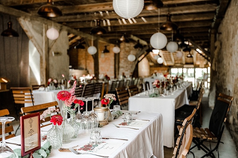 Hochzeit, Hochzeitsfotografin, Freie Trauung, Hochzeitsbilder, Hochzeitsfotografie, Braut & Bräutigam, Gochsheim, Berthold 57, Absolut Fotografie, Tanja Steger, Deko, Blumen, gedeckte Tische